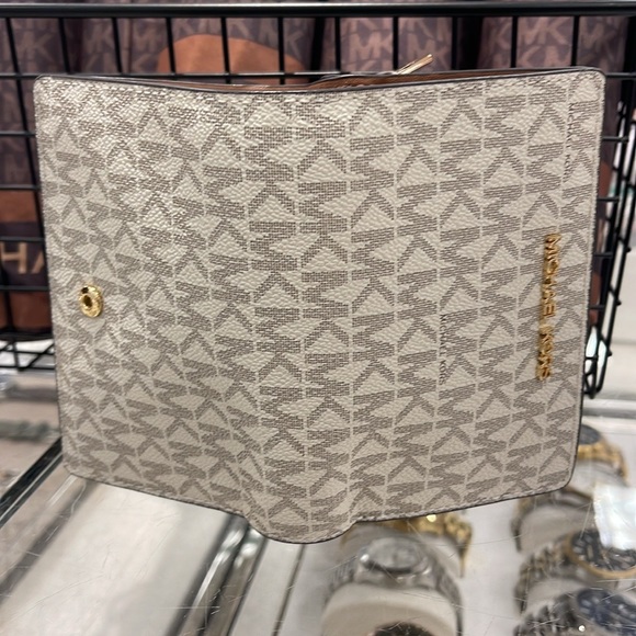 MICHAEL KORS
Medium Signature Logo Wallet
Vanilla
NWT - Picture 16 of 16